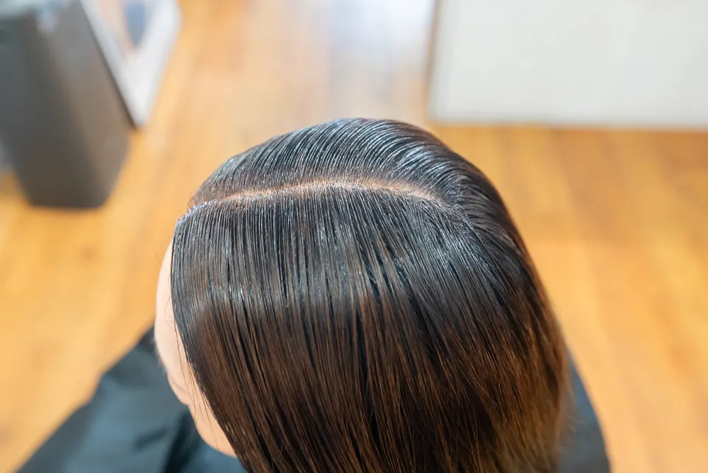 ゼロタッチカラー施術中白髪染め頭皮につけないカラー